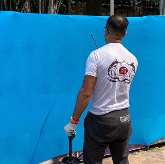 Profissional aplicando produto antichamas no evento Vem Jeri