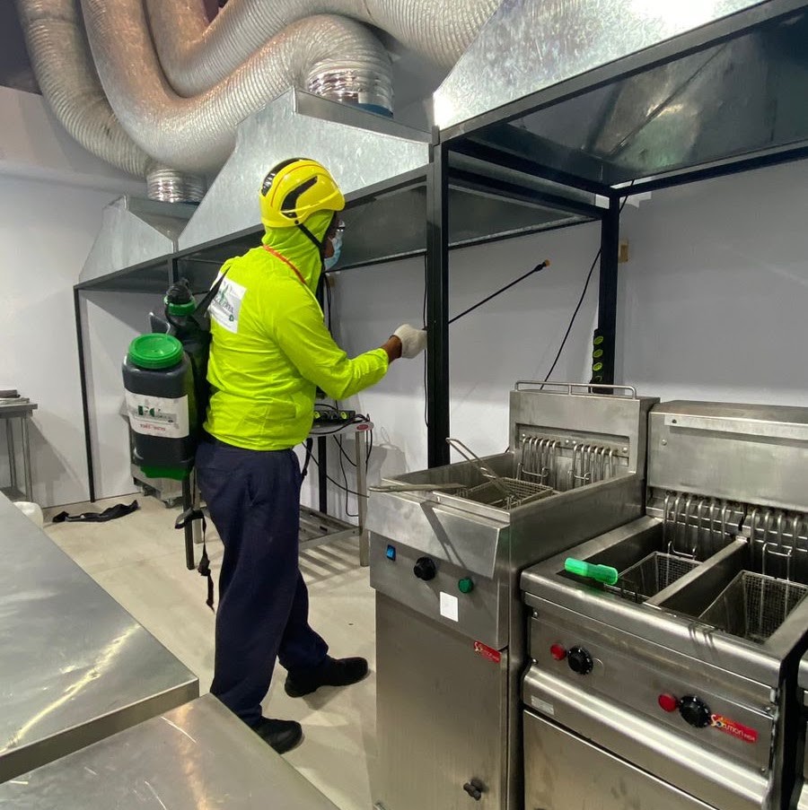 Trabalho técnico no estande Outback da CCXP